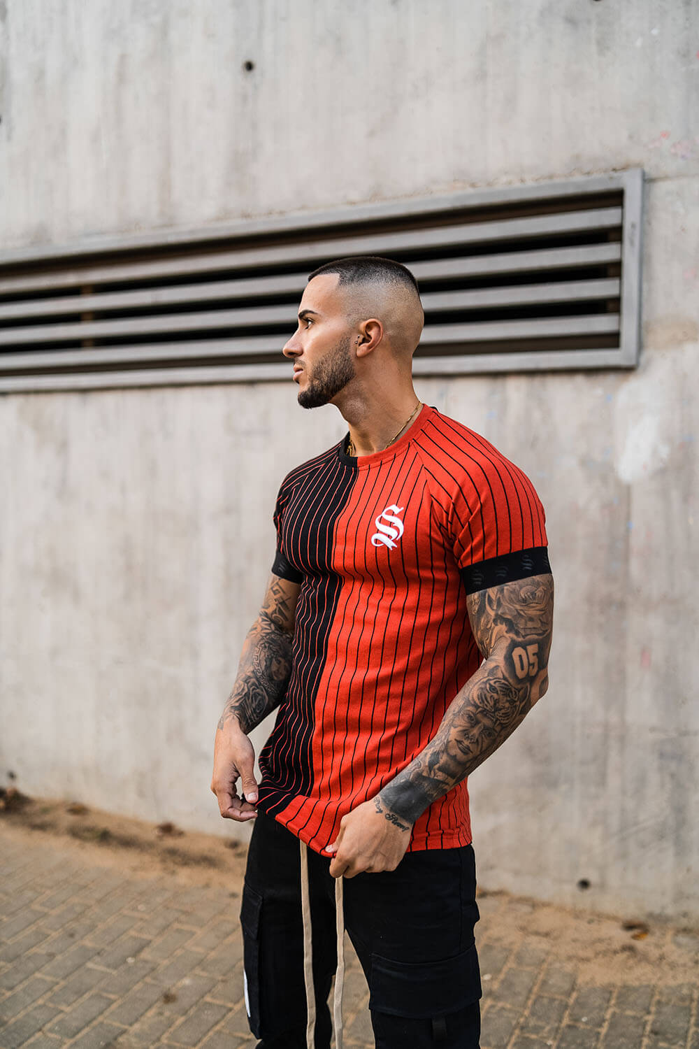 T-SHIRT PINSTRIPE SPLIT RED/BLACK Sinners